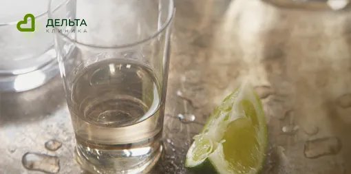 Алкоголь с лаймом на столе